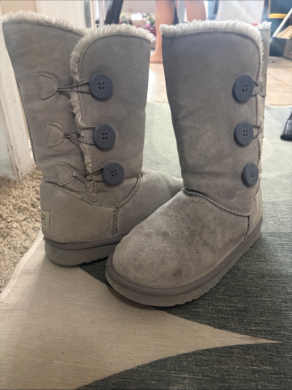 UGG women’s Gray Faux-Fur Button-Accent Winter/fall cute Boots✨ Sz 10